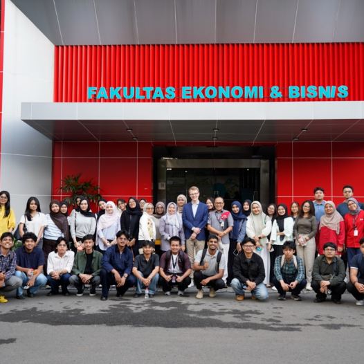 Guest Lecture Administrasi Bisnis Telkom University: Angkat Isu Profit dan Hak Asasi Manusia di Era Global