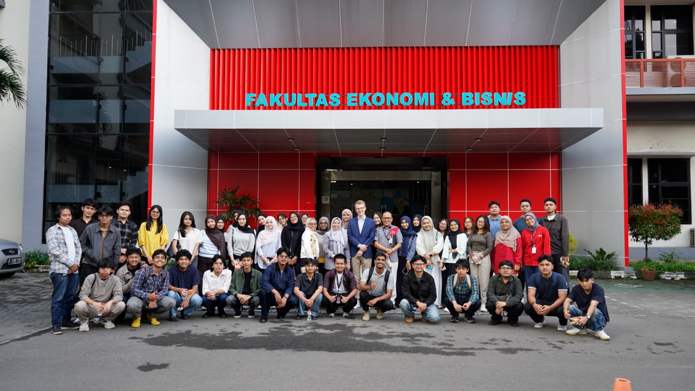 Guest Lecture Administrasi Bisnis Telkom University: Angkat Isu Profit dan Hak Asasi Manusia di Era Global